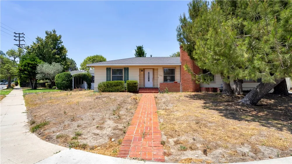 10207 Camarillo Street Toluca Lake, CA 91602
