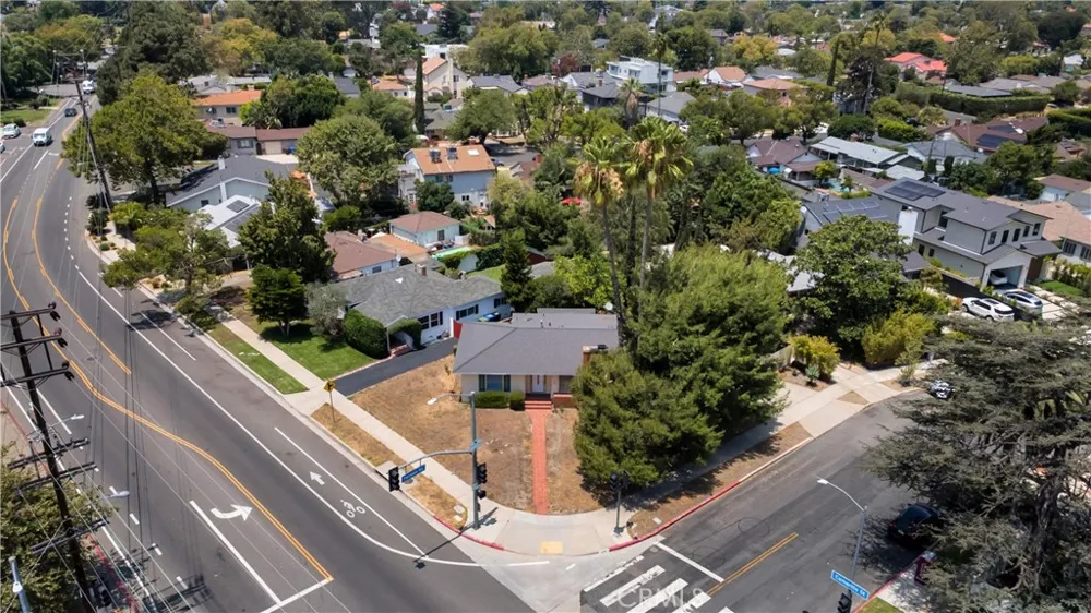 10207 Camarillo Street Toluca Lake, CA 91602