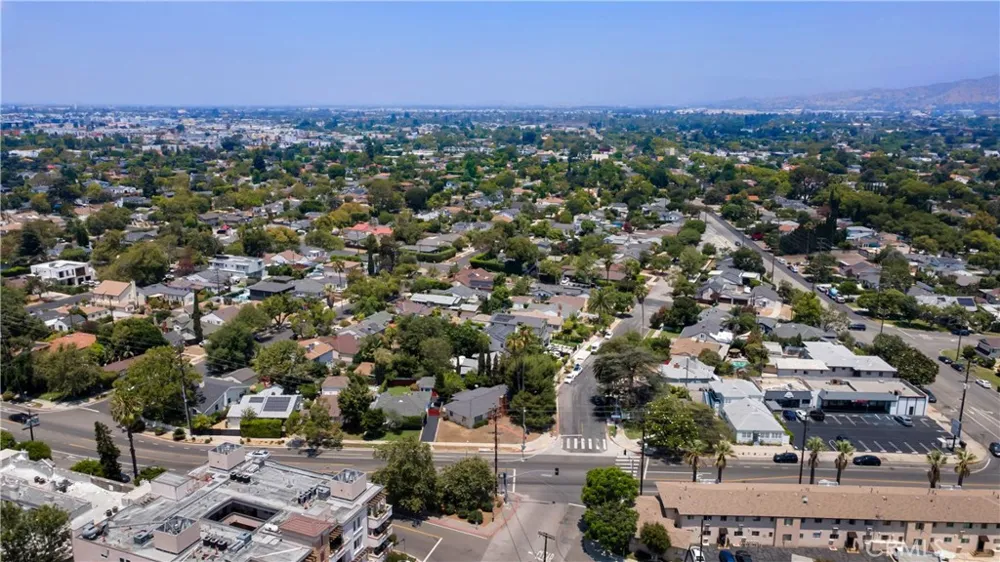 10207 Camarillo Street Toluca Lake, CA 91602