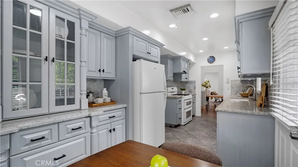 10207 Camarillo Street Toluca Lake, CA 91602