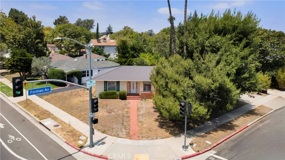 10207 Camarillo Street Toluca Lake, CA 91602