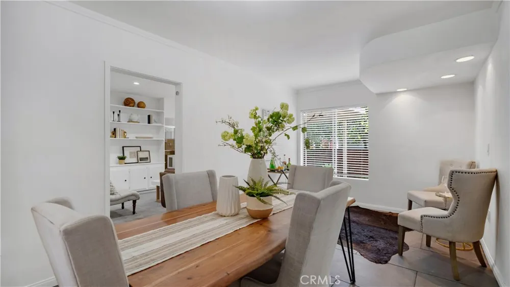 10207 Camarillo Street Toluca Lake, CA 91602