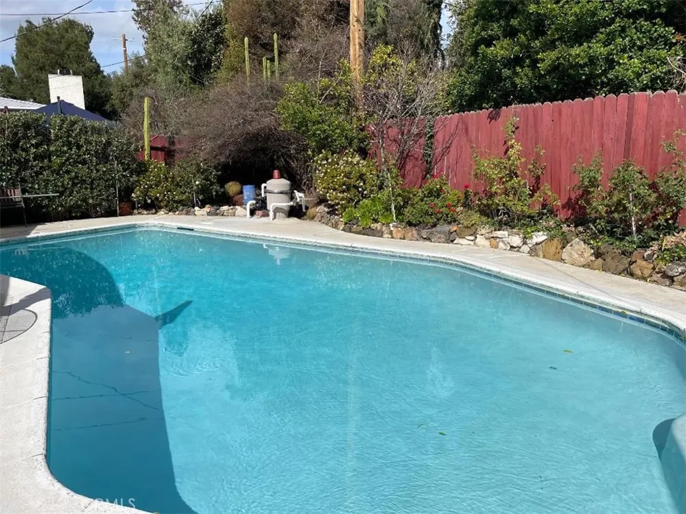 5644 Le Sage Woodland Hills, CA 91367