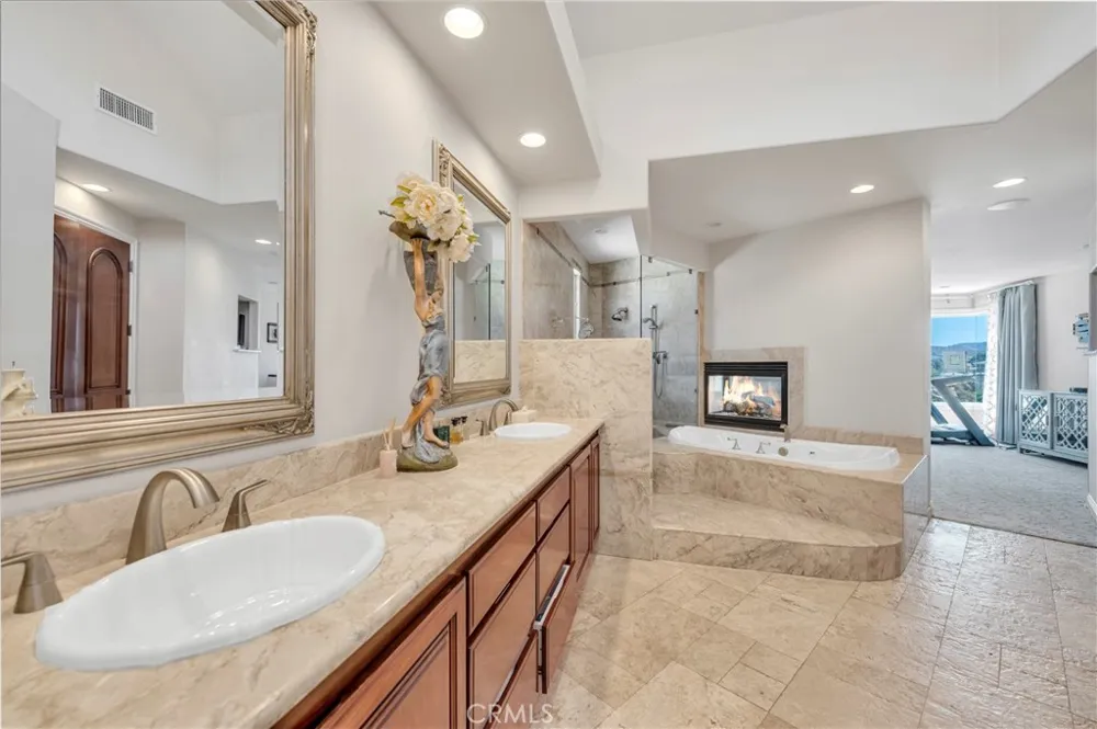 22166 W San Joaquin Drive W Canyon Lake, CA 92587