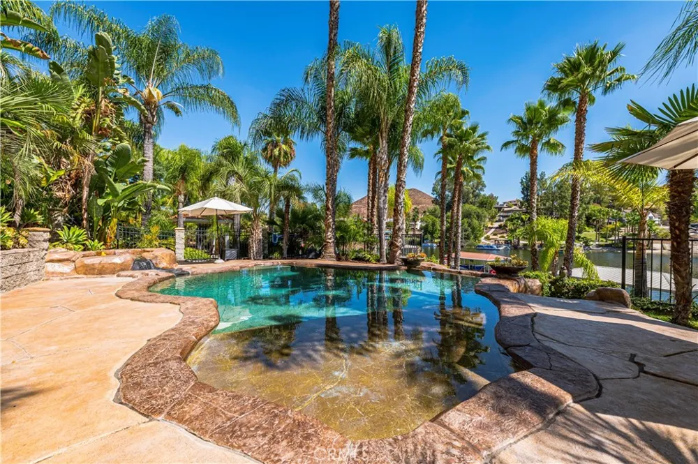 22166 W San Joaquin Drive W Canyon Lake, CA 92587