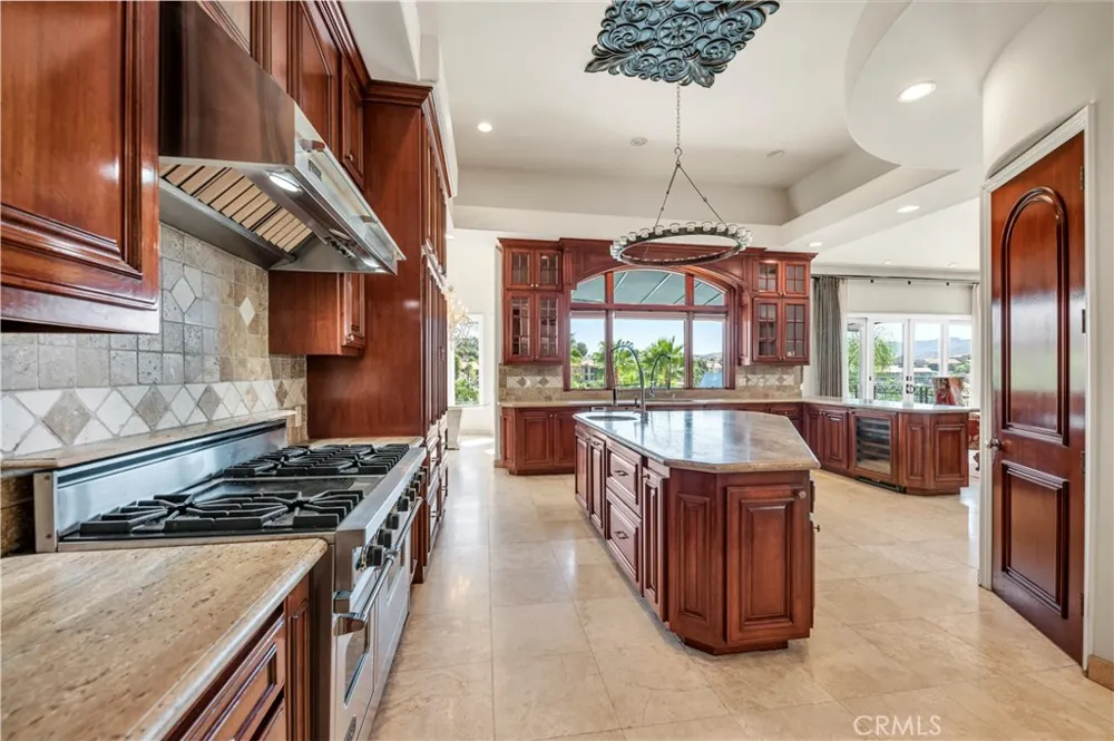 22166 W San Joaquin Drive W Canyon Lake, CA 92587