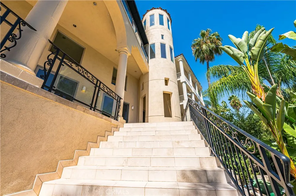 22166 W San Joaquin Drive W Canyon Lake, CA 92587