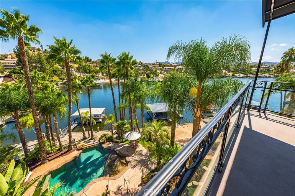 22166 W San Joaquin Drive W Canyon Lake, CA 92587