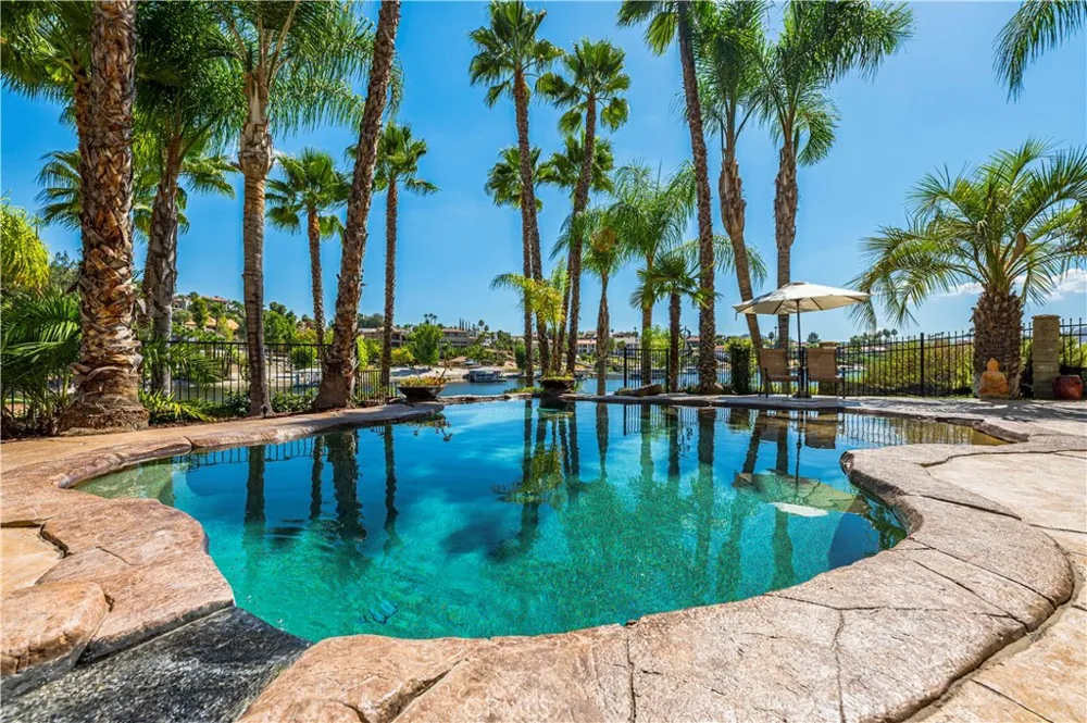 22166 W San Joaquin Drive W Canyon Lake, CA 92587