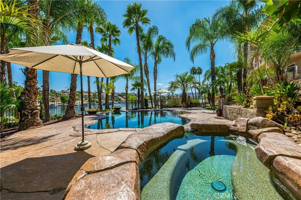 22166 W San Joaquin Drive W Canyon Lake, CA 92587