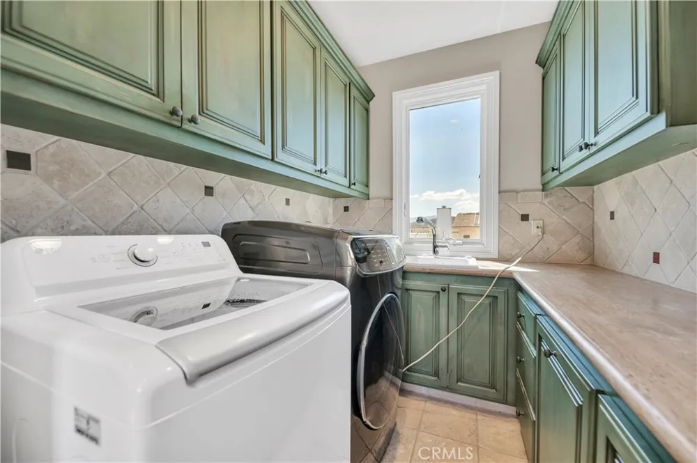 22166 W San Joaquin Drive W Canyon Lake, CA 92587