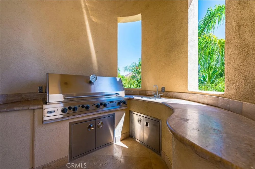 22166 W San Joaquin Drive W Canyon Lake, CA 92587