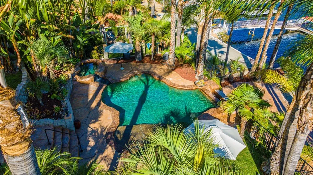 22166 W San Joaquin Drive W Canyon Lake, CA 92587