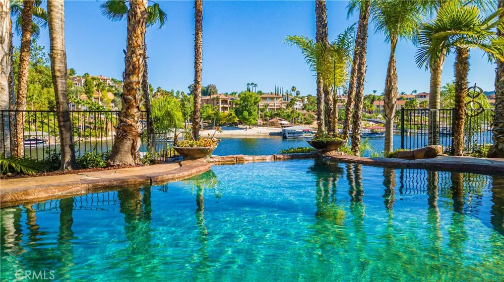 22166 W San Joaquin Drive W Canyon Lake, CA 92587