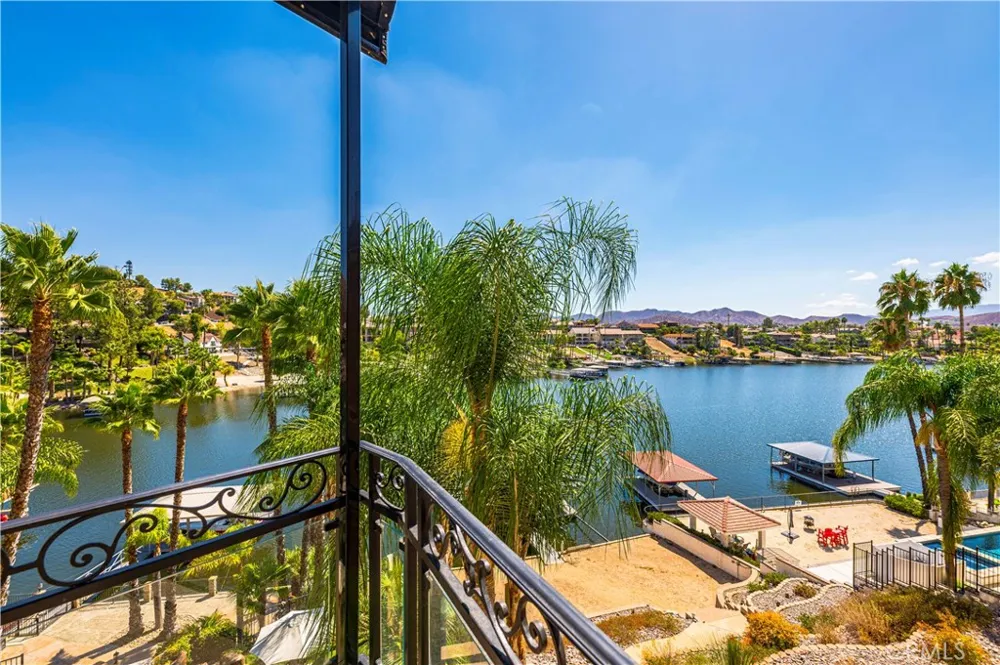 22166 W San Joaquin Drive W Canyon Lake, CA 92587