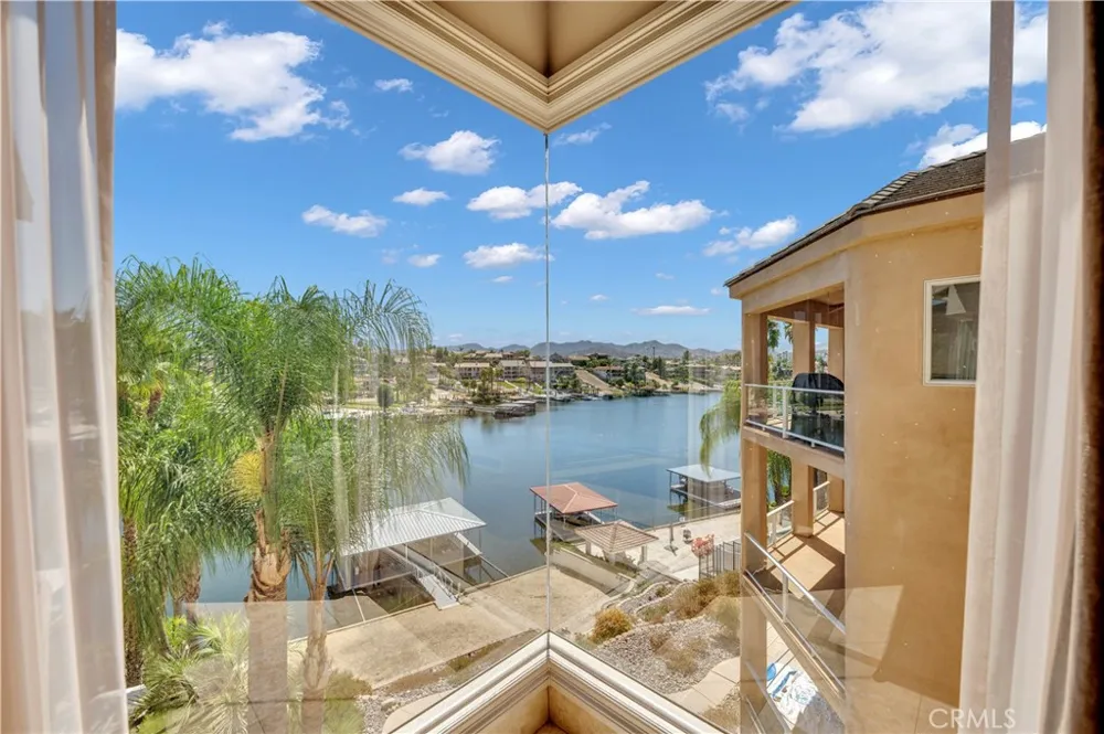 22166 W San Joaquin Drive W Canyon Lake, CA 92587