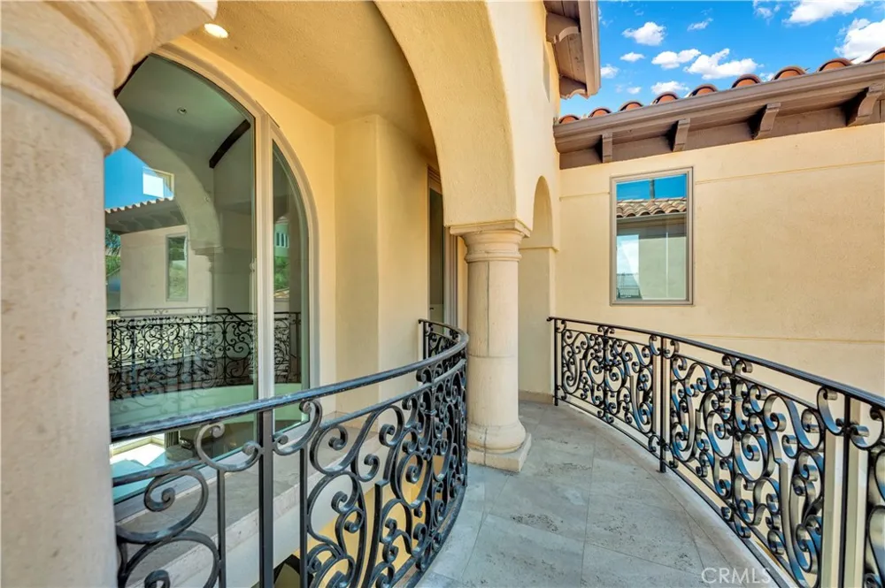 22166 W San Joaquin Drive W Canyon Lake, CA 92587