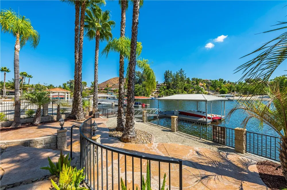 22166 W San Joaquin Drive W Canyon Lake, CA 92587