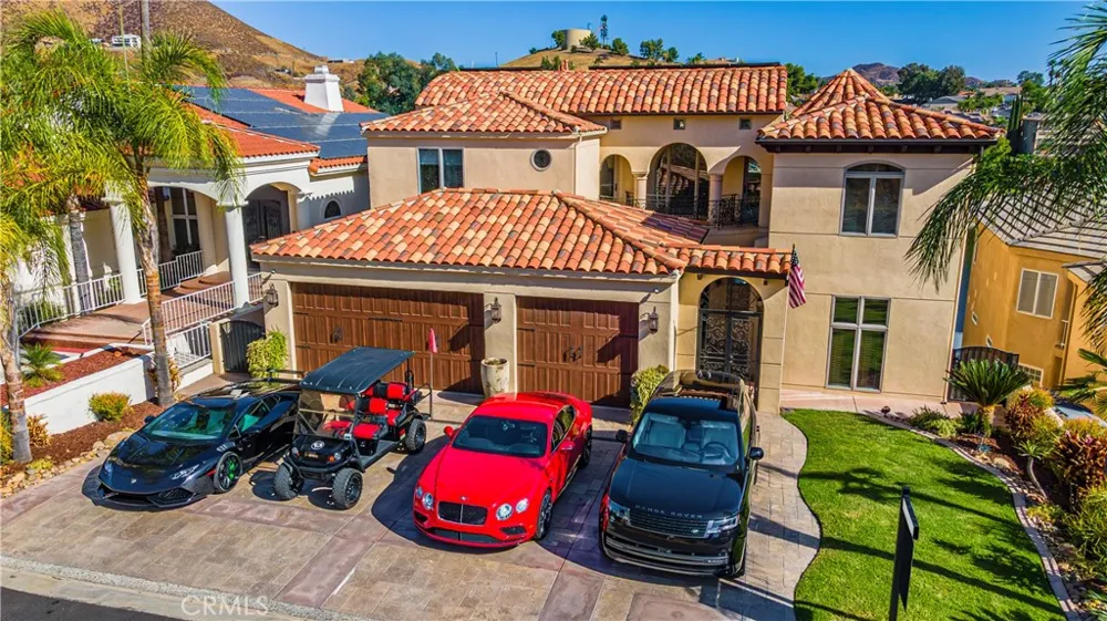 22166 W San Joaquin Drive W Canyon Lake, CA 92587