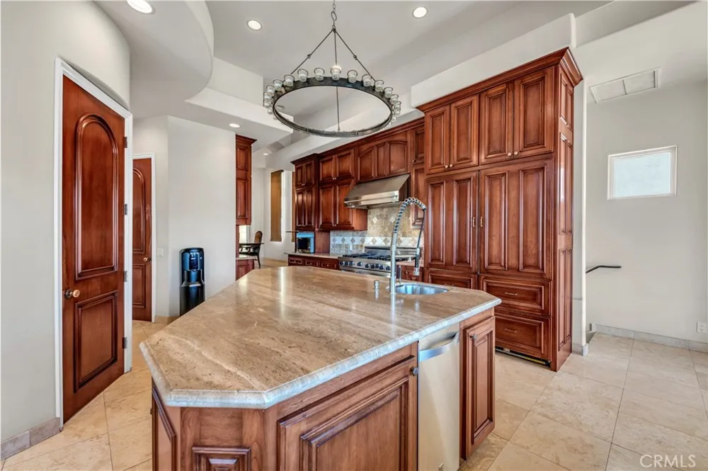 22166 W San Joaquin Drive W Canyon Lake, CA 92587