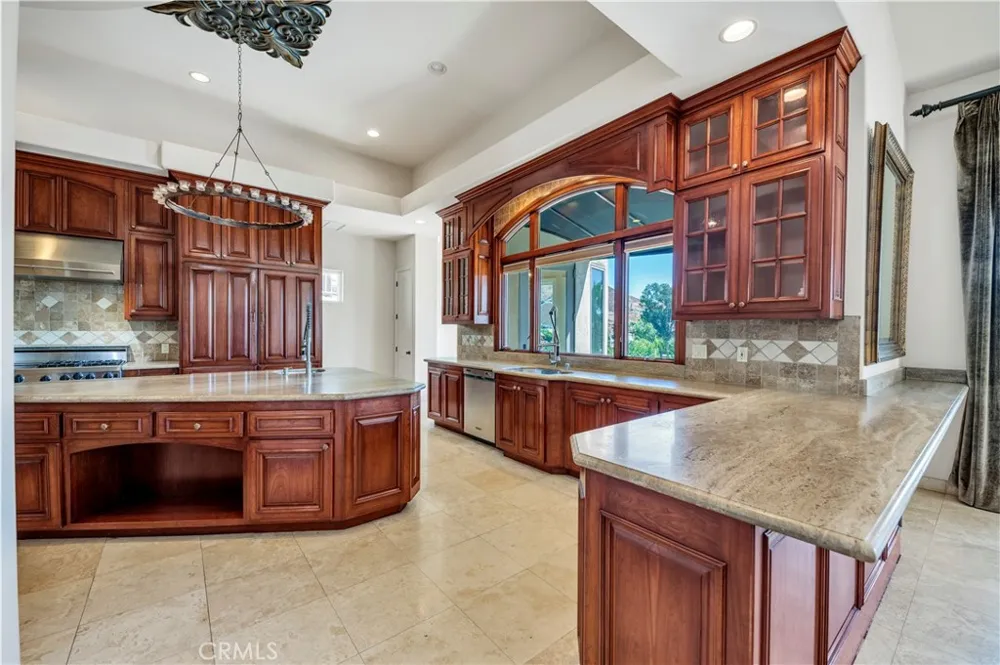 22166 W San Joaquin Drive W Canyon Lake, CA 92587