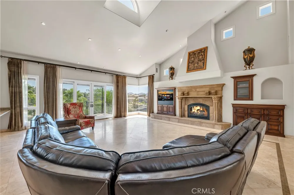 22166 W San Joaquin Drive W Canyon Lake, CA 92587