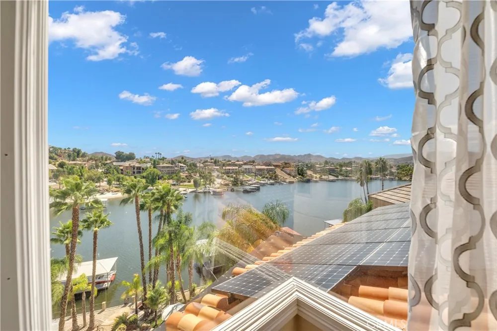 22166 W San Joaquin Drive W Canyon Lake, CA 92587
