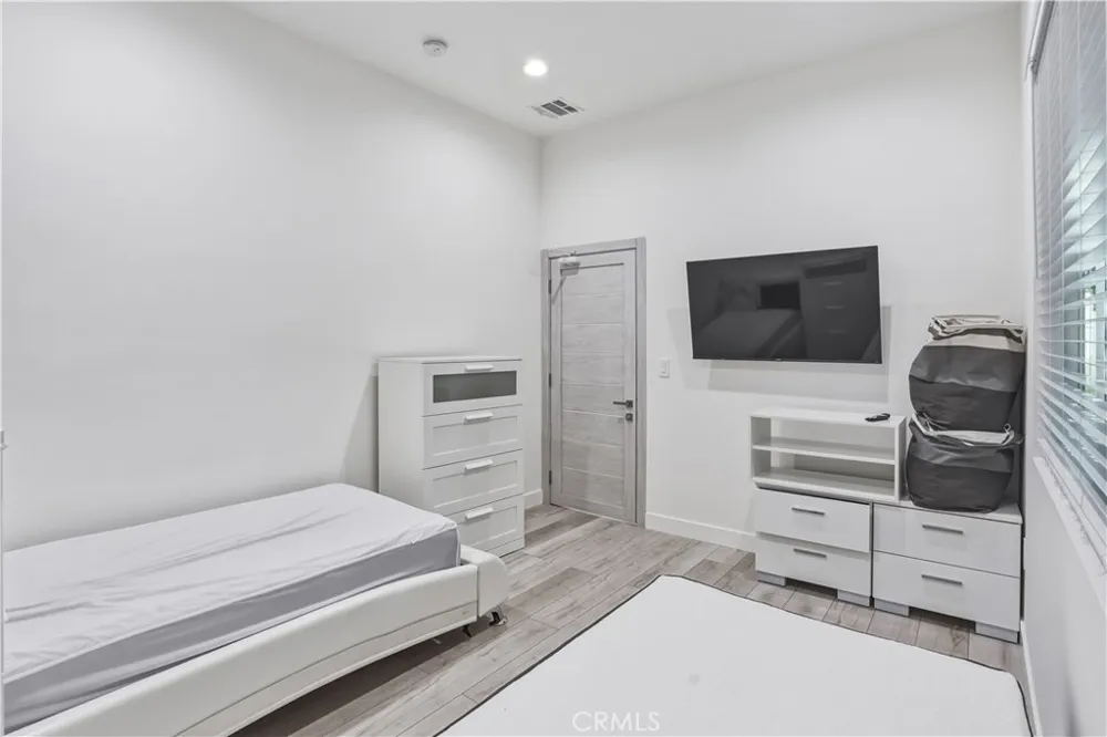 6620 Bellaire Valley Glen, CA 91606
