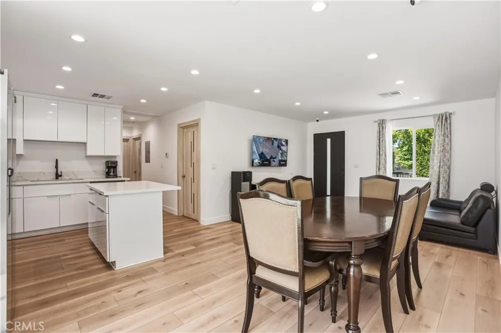 6620 Bellaire Valley Glen, CA 91606
