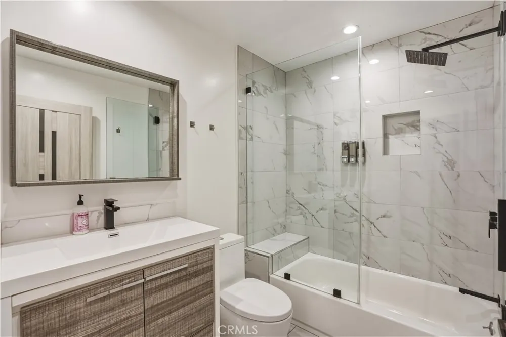 6620 Bellaire Valley Glen, CA 91606