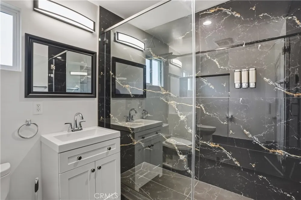 6620 Bellaire Valley Glen, CA 91606