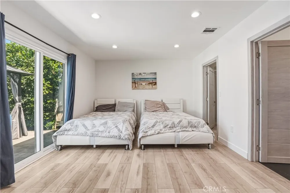 6620 Bellaire Valley Glen, CA 91606