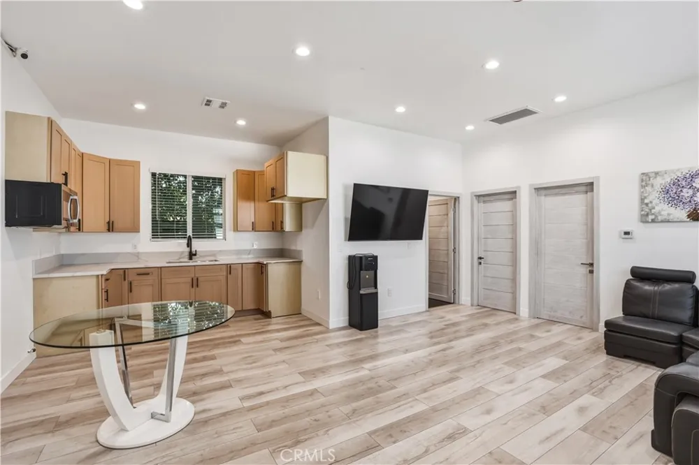 6620 Bellaire Valley Glen, CA 91606