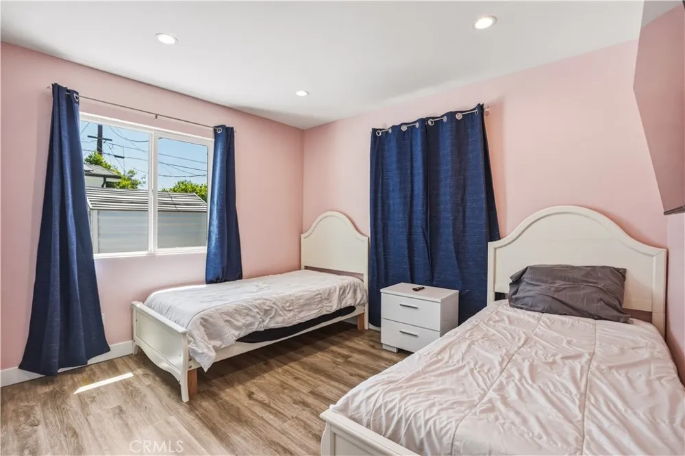6620 Bellaire Valley Glen, CA 91606