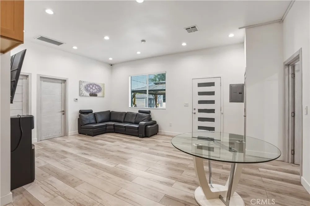 6620 Bellaire Valley Glen, CA 91606