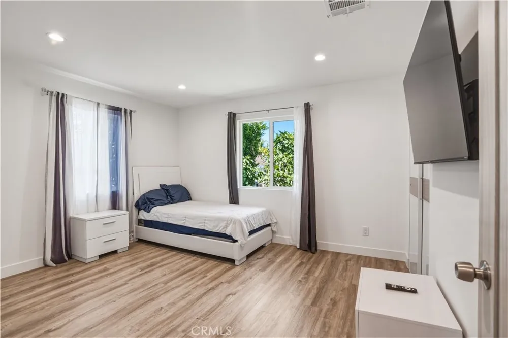 6620 Bellaire Valley Glen, CA 91606