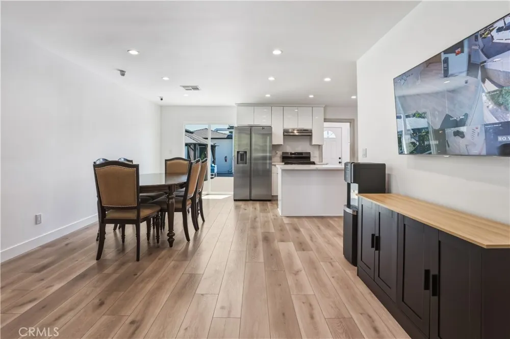 6620 Bellaire Valley Glen, CA 91606