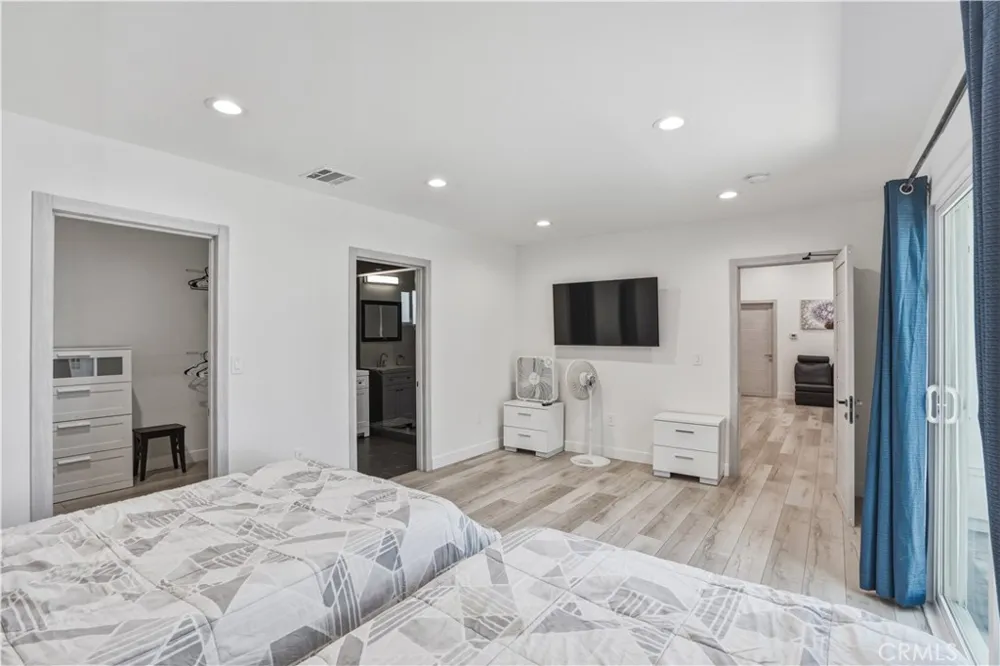 6620 Bellaire Valley Glen, CA 91606
