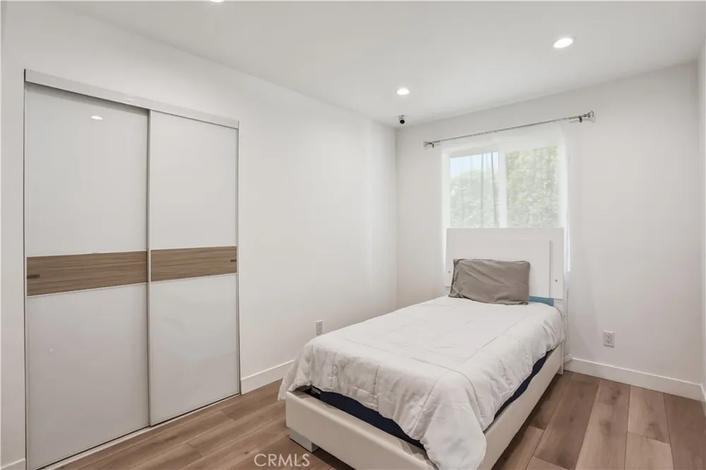 6620 Bellaire Valley Glen, CA 91606