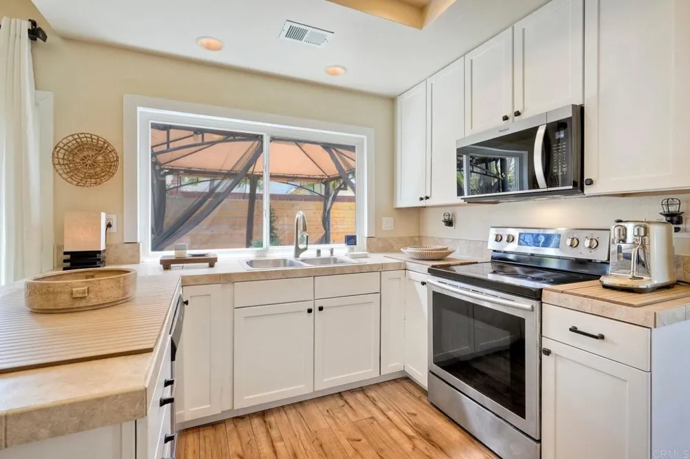 2422 Summerhill Drive Encinitas, CA 92024