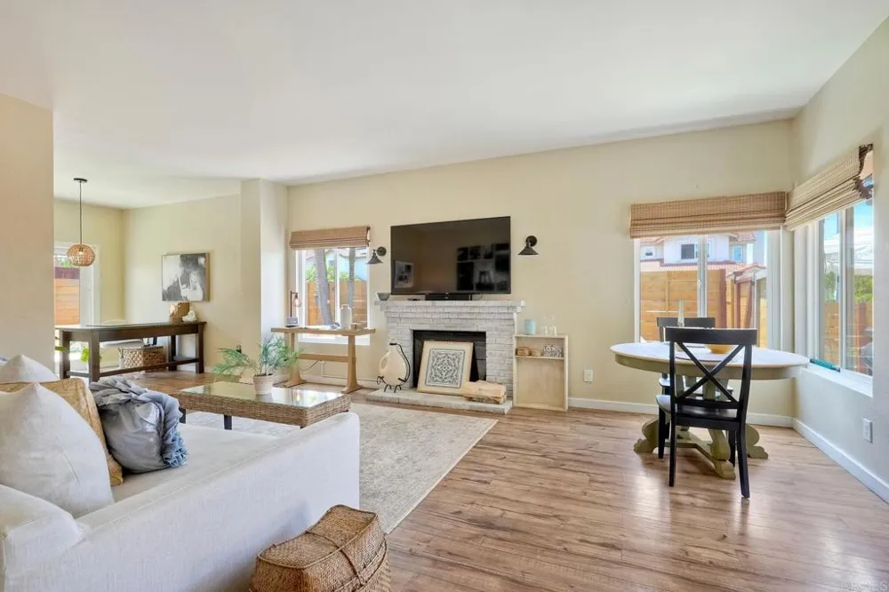 2422 Summerhill Drive Encinitas, CA 92024