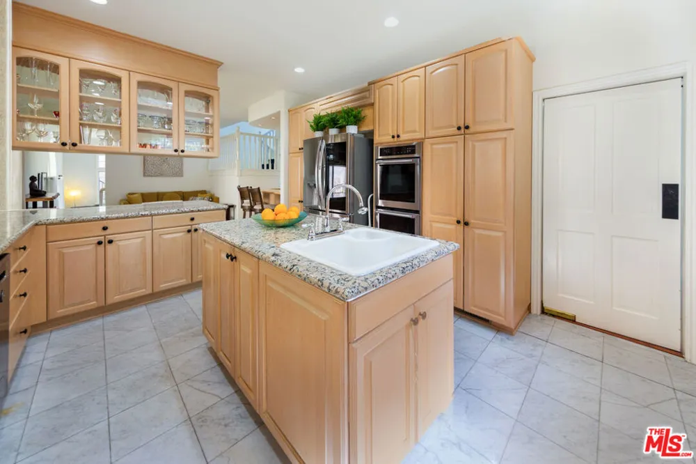 3827 Berry Drive Studio City, CA 91604