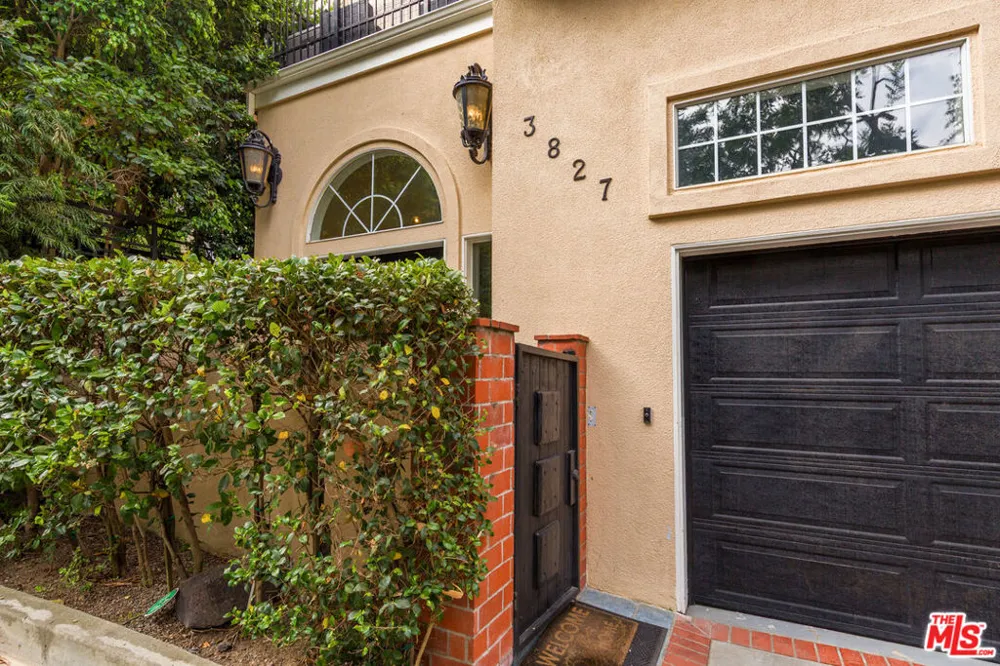 3827 Berry Drive Studio City, CA 91604