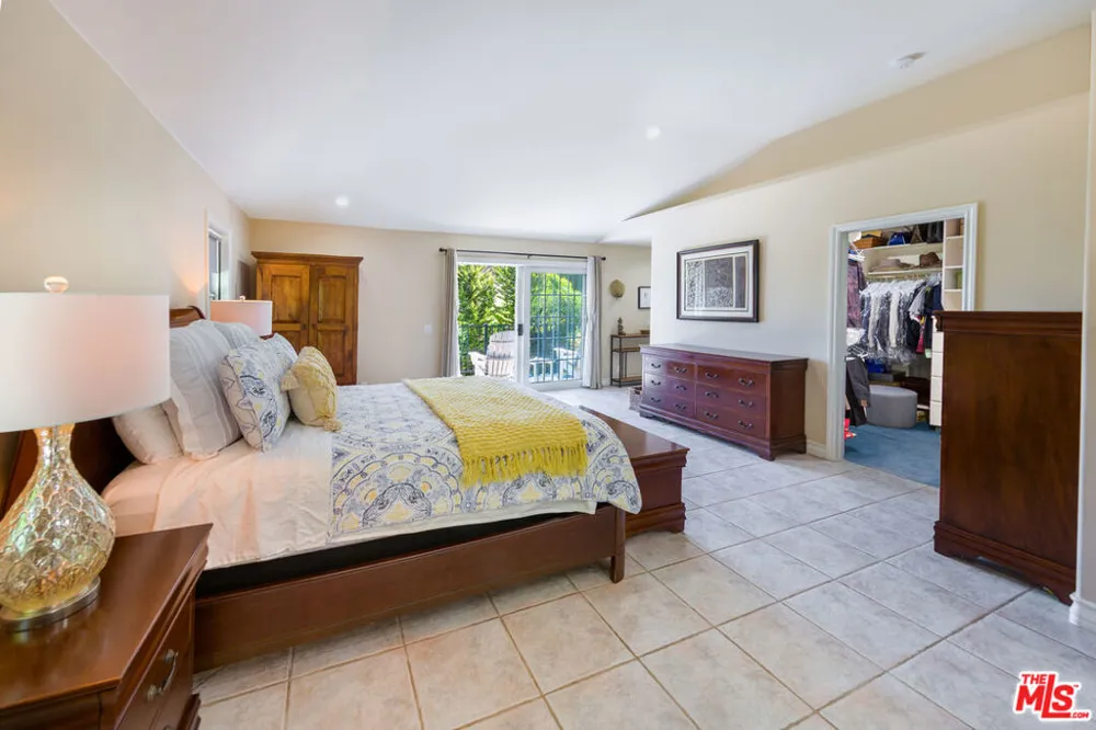 3827 Berry Drive Studio City, CA 91604