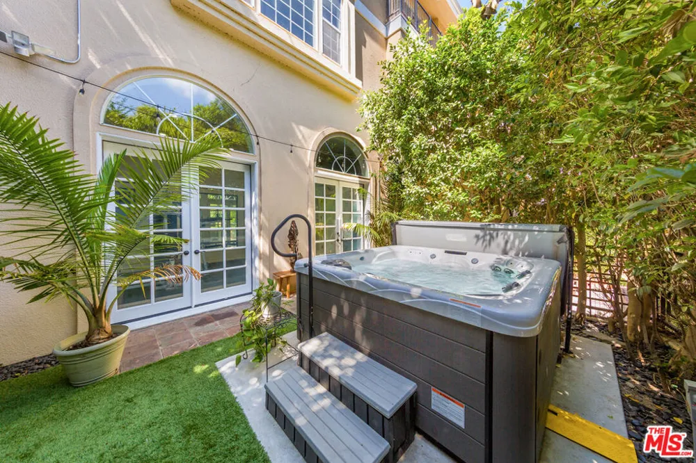 3827 Berry Drive Studio City, CA 91604