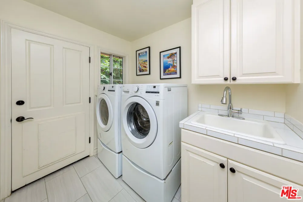 3827 Berry Drive Studio City, CA 91604