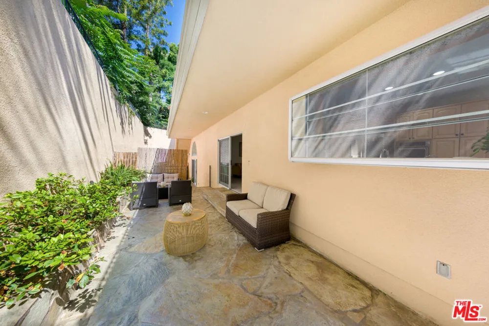 3827 Berry Drive Studio City, CA 91604