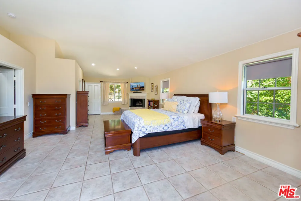 3827 Berry Drive Studio City, CA 91604