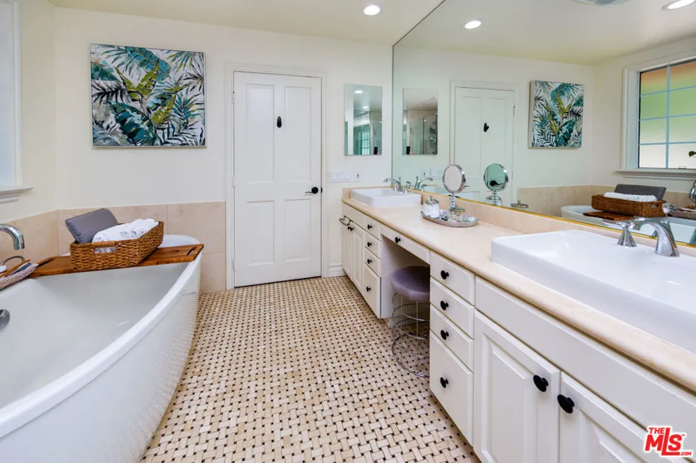 3827 Berry Drive Studio City, CA 91604