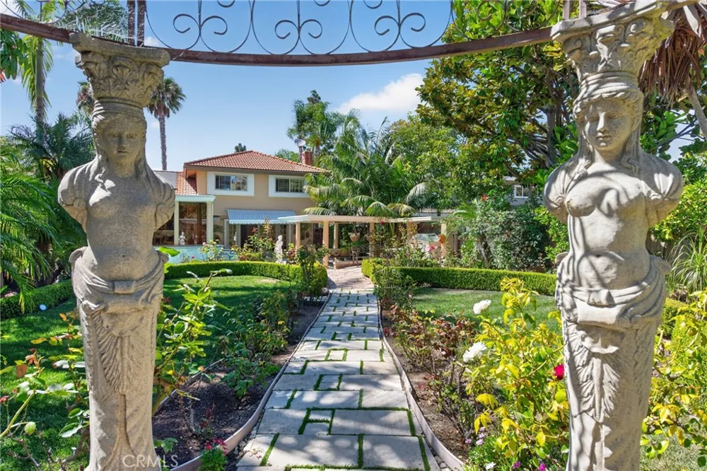2740 Cardinal Drive Costa Mesa, CA 92626